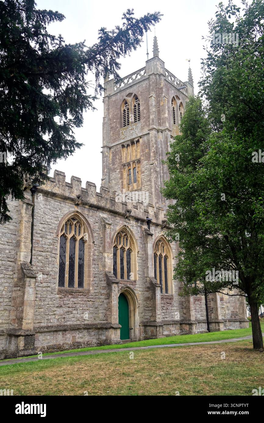 Chiesa di San Giovanni Battista, centro città di Keynsham, Somerset, Inghilterra occidentale. Data: Luglio 2025. Estate Foto Stock