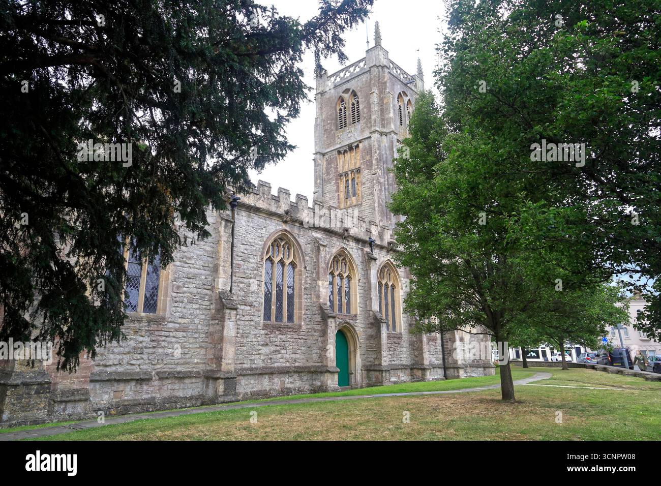 Chiesa di San Giovanni Battista, centro città di Keynsham, Somerset, Inghilterra occidentale. Data: Luglio 2025. Estate Foto Stock