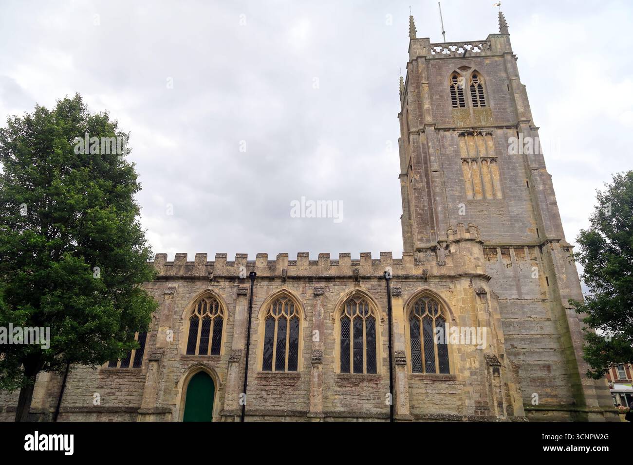 Chiesa di San Giovanni Battista, centro città di Keynsham, Somerset, Inghilterra occidentale. Data: Luglio 2025. Estate Foto Stock