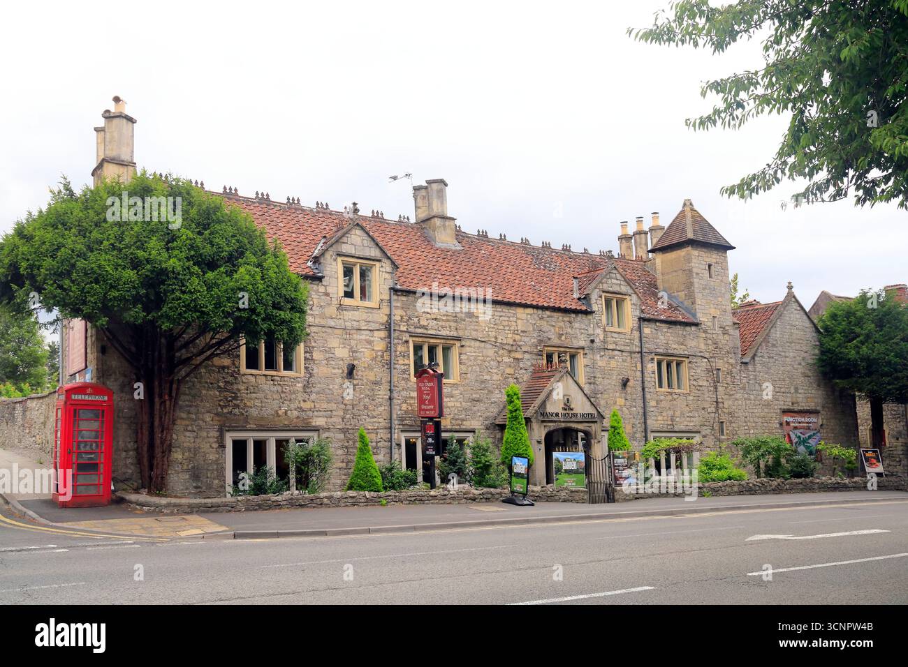 The Manor House Hotel, centro città di Keynsham, Somerset, Inghilterra occidentale. Data: Luglio 2025. Estate Foto Stock
