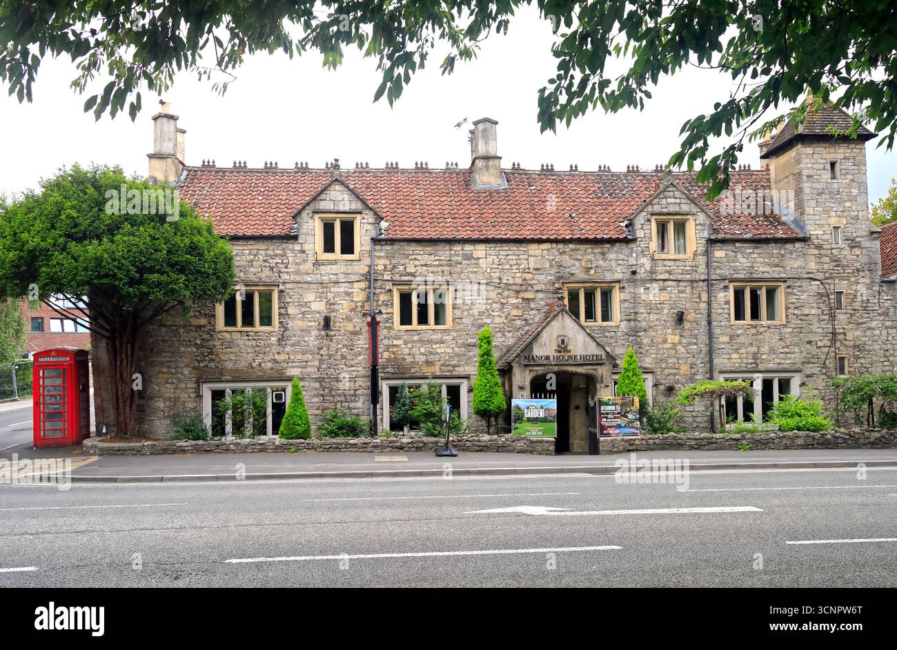 The Manor House Hotel, centro città di Keynsham, Somerset, Inghilterra occidentale. Data: Luglio 2025. Estate Foto Stock