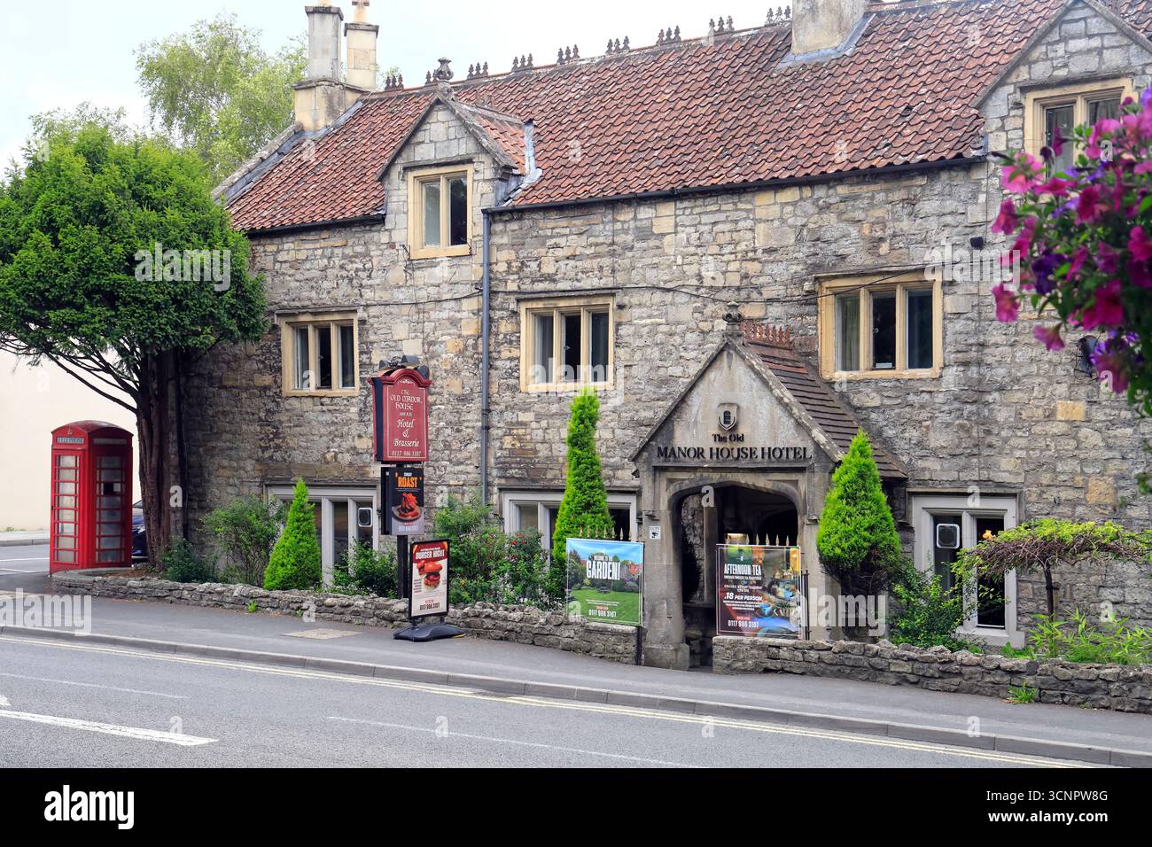 The Manor House Hotel, centro città di Keynsham, Somerset, Inghilterra occidentale. Data: Luglio 2025. Estate Foto Stock