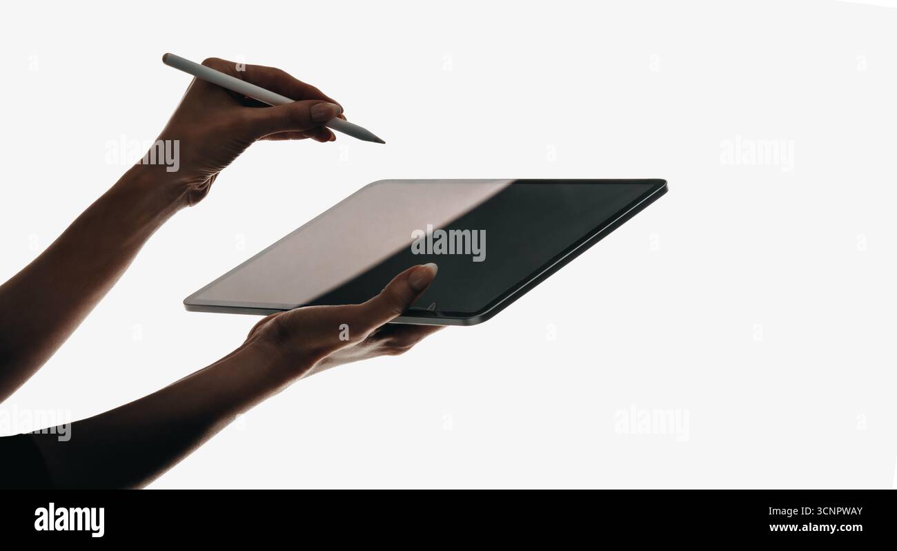 Donna che utilizza uno stilo su un tablet touchscreen, che mostra tecnologia moderna e lavoro creativo. Lo sfondo minimalista enfatizza la produttività, la creatività Foto Stock