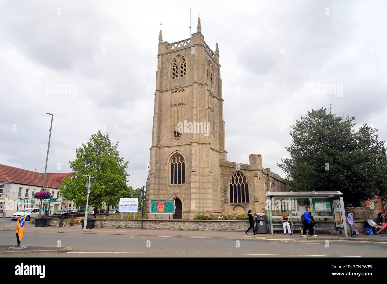 Chiesa di San Giovanni Battista, centro città di Keynsham, Somerset, Inghilterra occidentale. Data: Luglio 2025. Estate Foto Stock