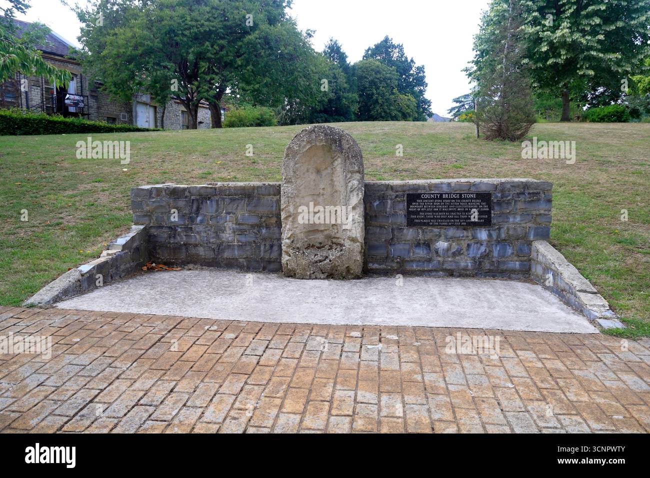 Pietra del vecchio ponte della contea distrutta dalle inondazioni nel 1968, Keynsham Memorial Park, Keynsham Town, Somerset, Inghilterra occidentale. Data: Luglio 2025. Estate Foto Stock
