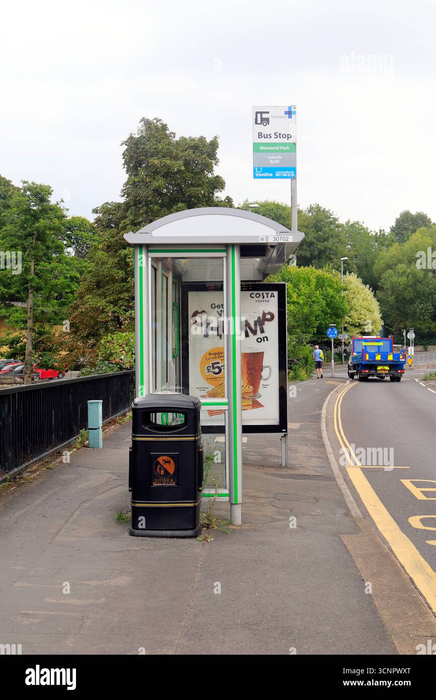 Fermata dell'autobus al Keynsham Memorial Park, città di Keynsham, Somerset, Inghilterra occidentale. Data: Luglio 2025. Estate Foto Stock