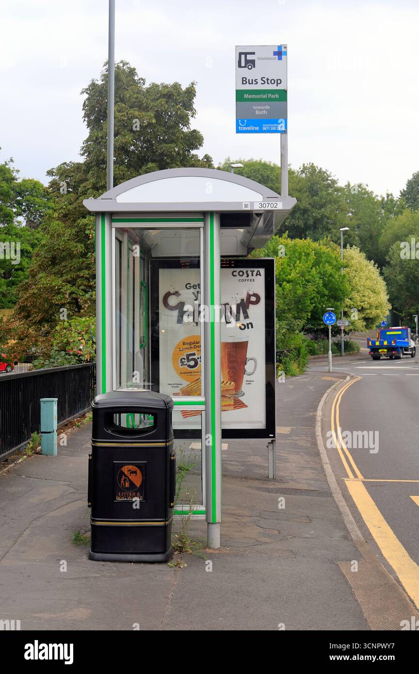 Fermata dell'autobus al Keynsham Memorial Park, città di Keynsham, Somerset, Inghilterra occidentale. Data: Luglio 2025. Estate Foto Stock