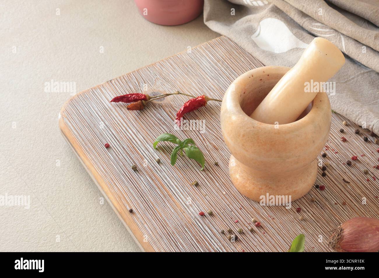 Mortaio in marmo in cucina. Cibo e cucina. Alimentazione sana e prodotti biologici. Foto Stock