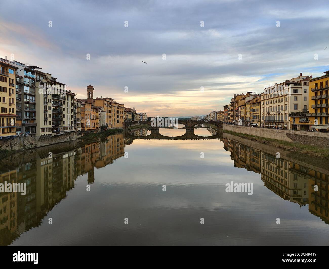 Vista panoramica del fiume Arno e degli edifici storici di Firenze, Italia Foto Stock