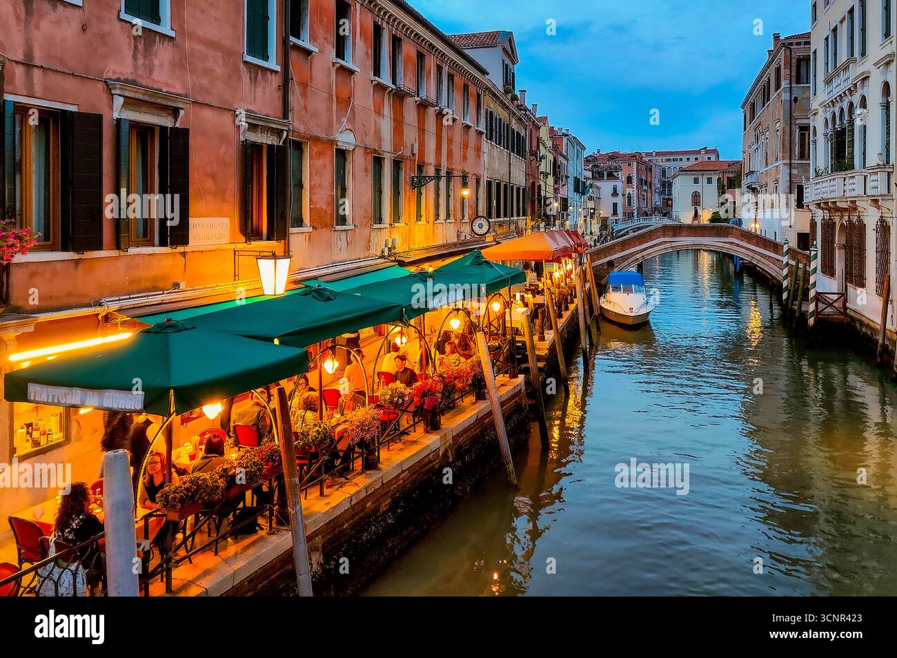 Cena serale lungo un canale a Venezia, Italia Foto Stock