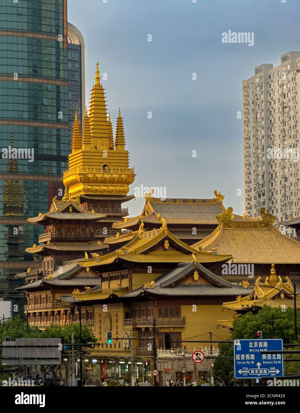 Tempio Golden Jingan con moderni grattacieli a Shanghai Foto Stock