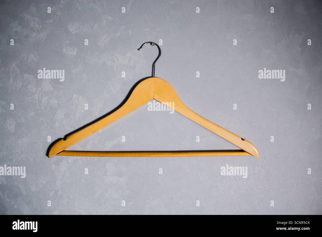 Appendiabiti vuoto su una parete grigia senza indumenti. Foto Stock