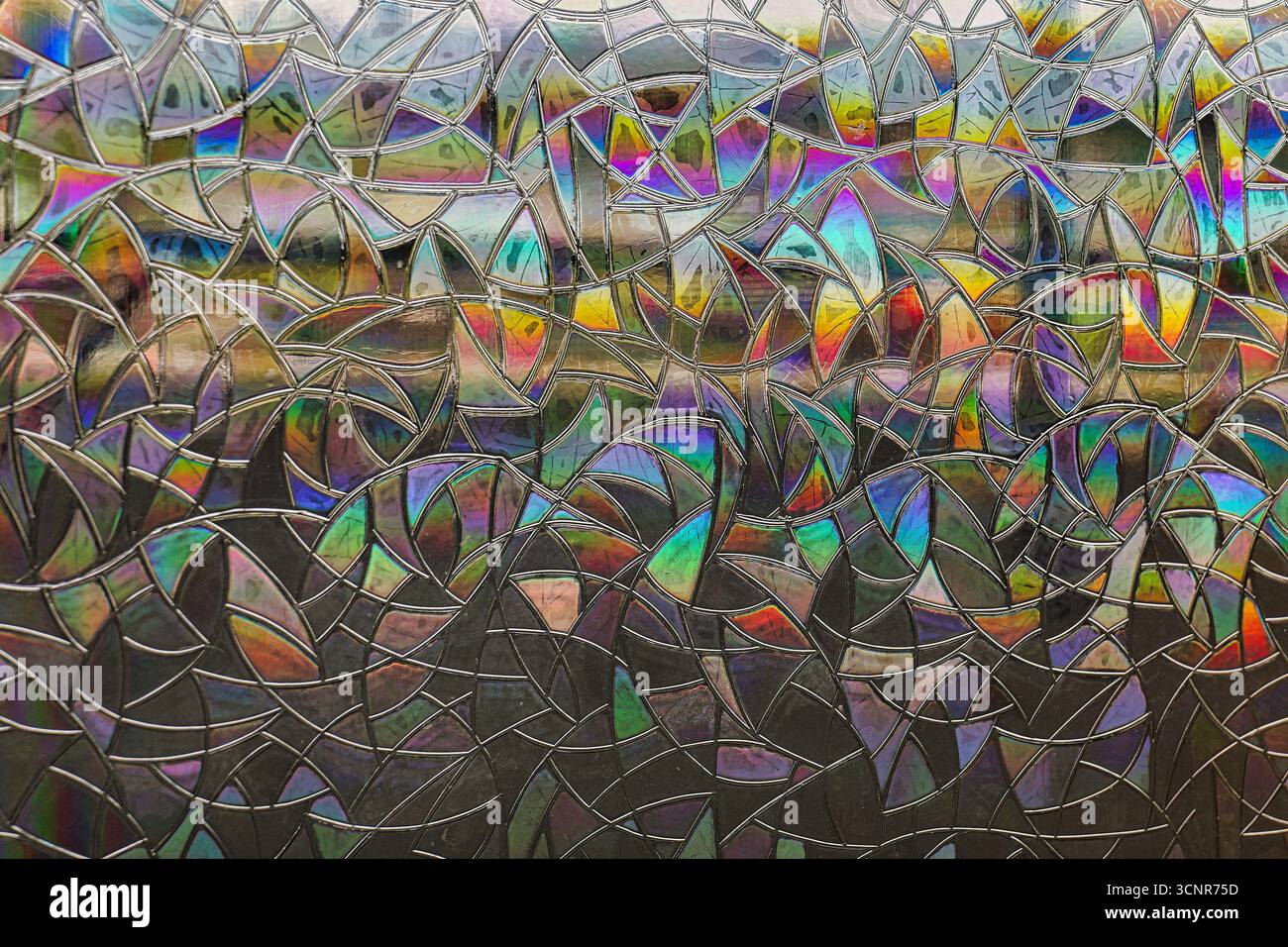 Modello olografico a mosaico iridescente astratto con colori arcobaleno e forme a prisma geometrico nella vista ravvicinata Foto Stock