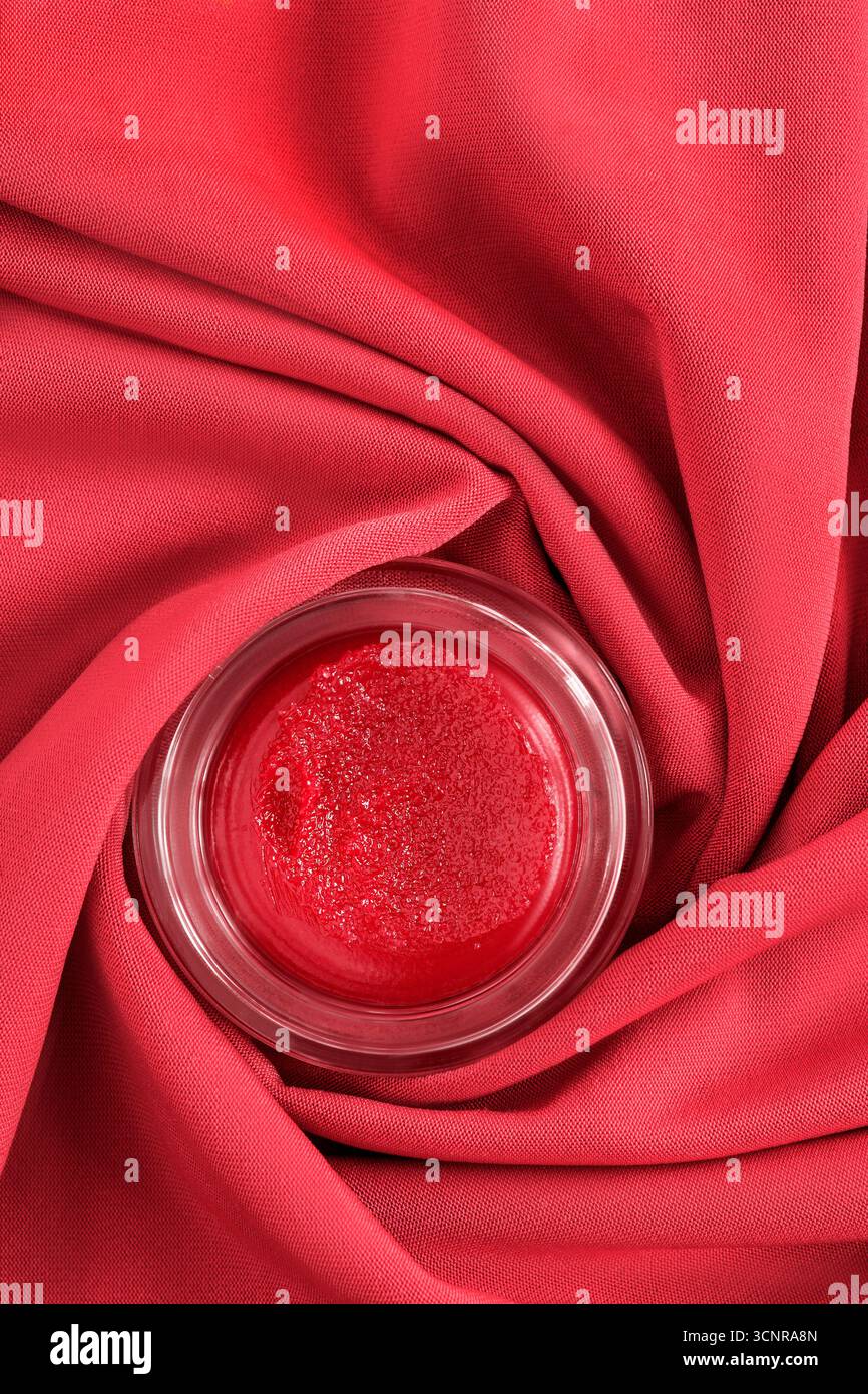 Barattolo con labbro rosso rivestito in tessuto di seta rosso Foto Stock