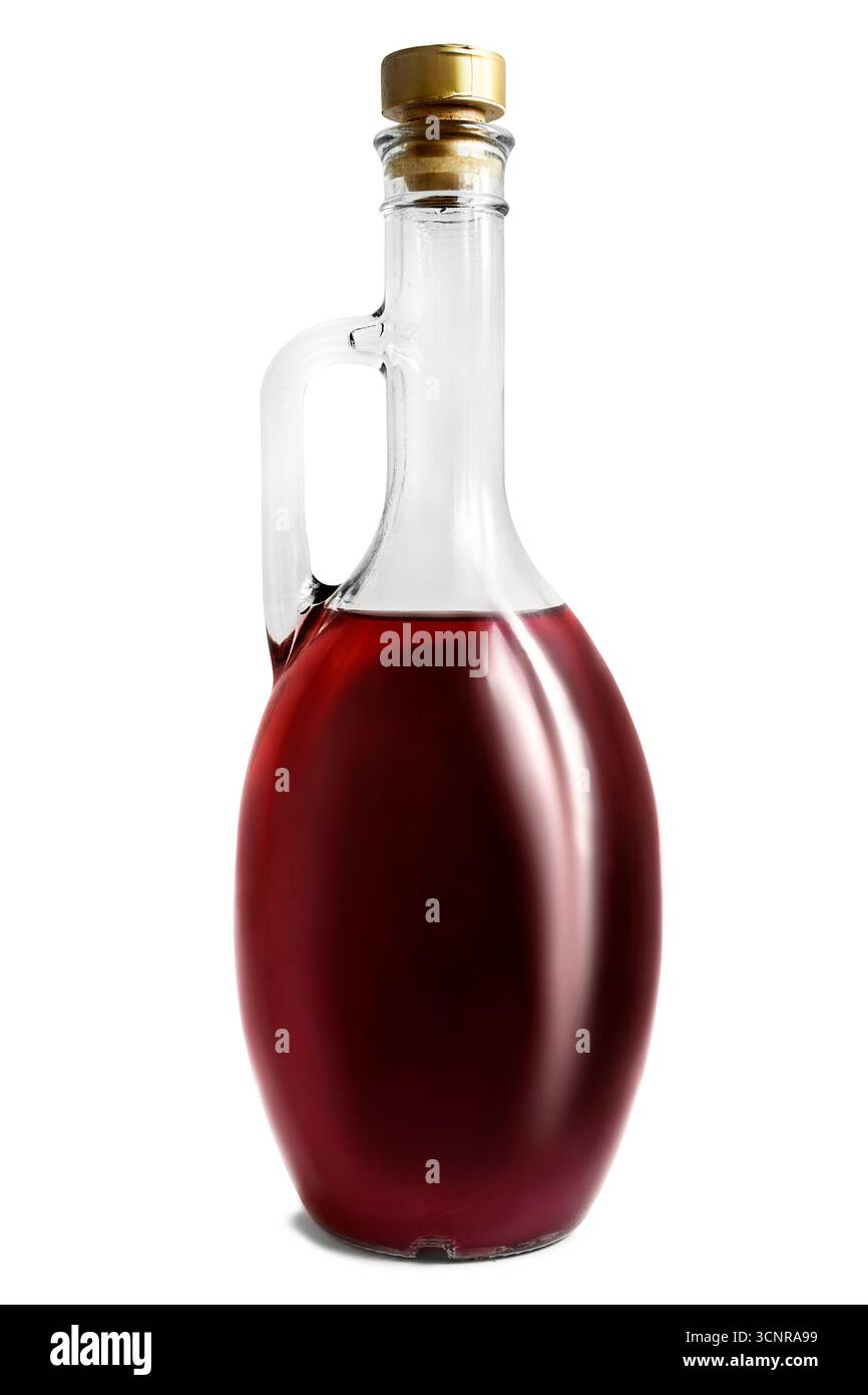 Vino rosso in decanter di vetro isolato su sfondo bianco Foto Stock