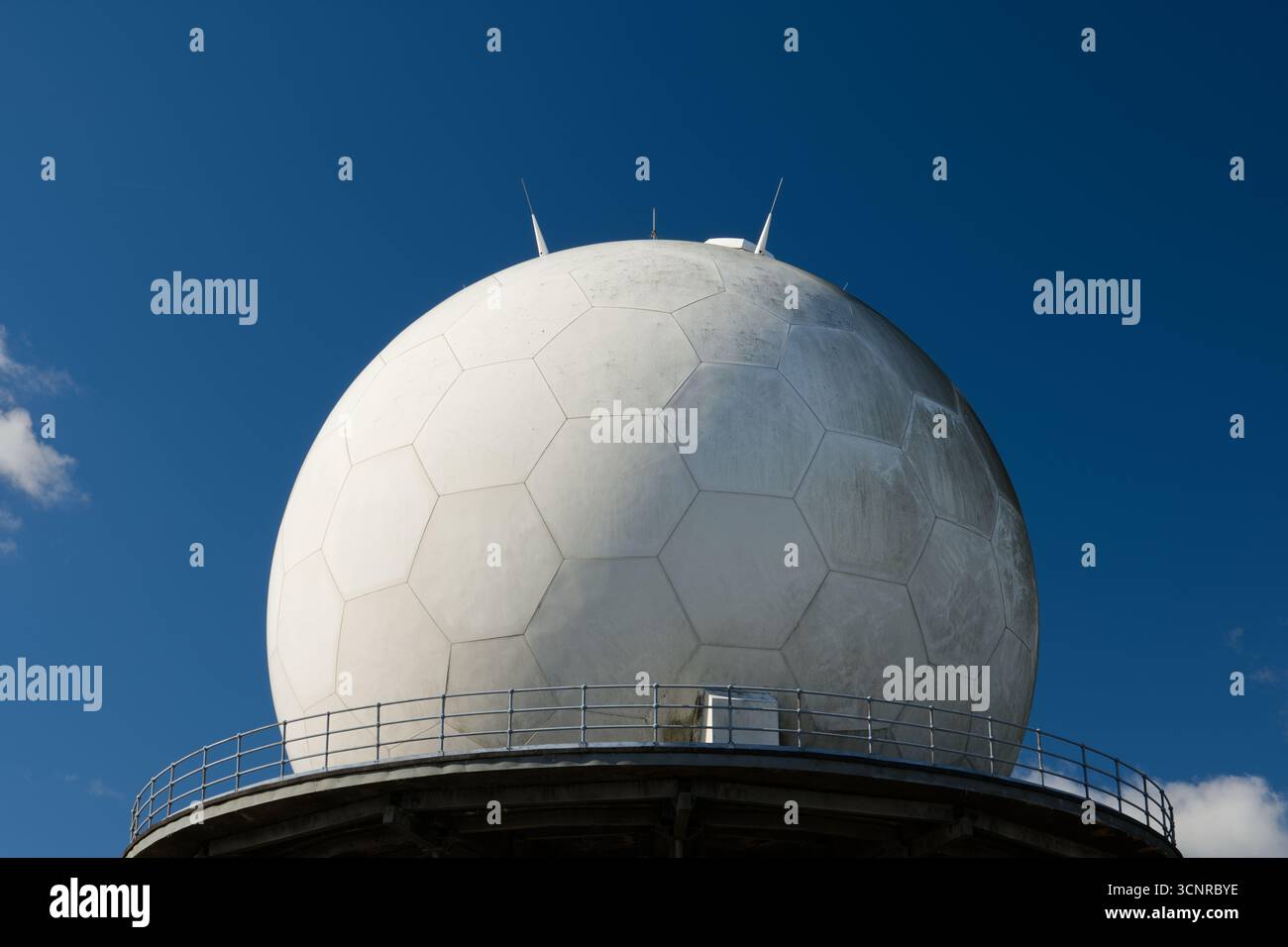 La cupola radar per il controllo del traffico aereo dei NATS (National Air Traffic Services) si trova vicino alla cima di Titterstone Clee Hill, Shropshire, Regno Unito Foto Stock