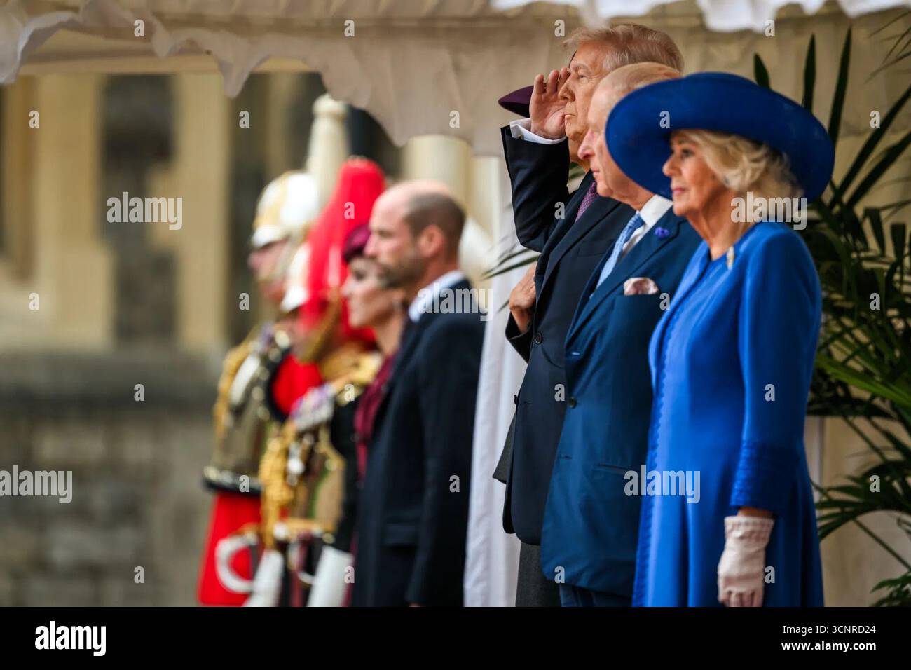 Il presidente Donald Trump saluta al fianco di re Carlo III e della regina Camilla durante la cerimonia militare del Beating Retreat al Castello di Windsor, in Inghilterra, mercoledì 17 settembre 2025. Per gentile concessione della Casa Bianca. Foto Stock
