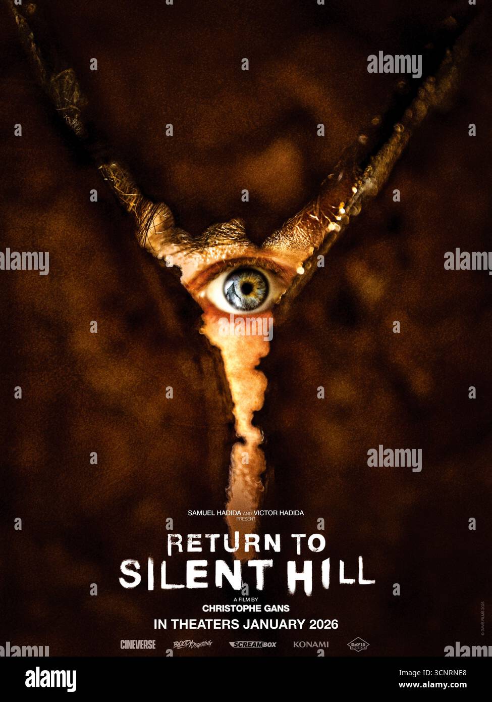 Return to Silent Hill (2026) diretto da Christophe Gans e interpretato da Jeremy Irvine, Hannah Emily Anderson ed Evie Templeton. Dopo aver ricevuto una misteriosa lettera dal suo amore perduto Mary, James torna a Silent Hill, una città avvolta dalla nebbia dei suoi incubi, per scoprire segreti oscuri e affrontare creature orribili. SOLO PER USO EDITORIALE del poster teaser STATUNITENSE. Credito: BFA / Cineverso Foto Stock