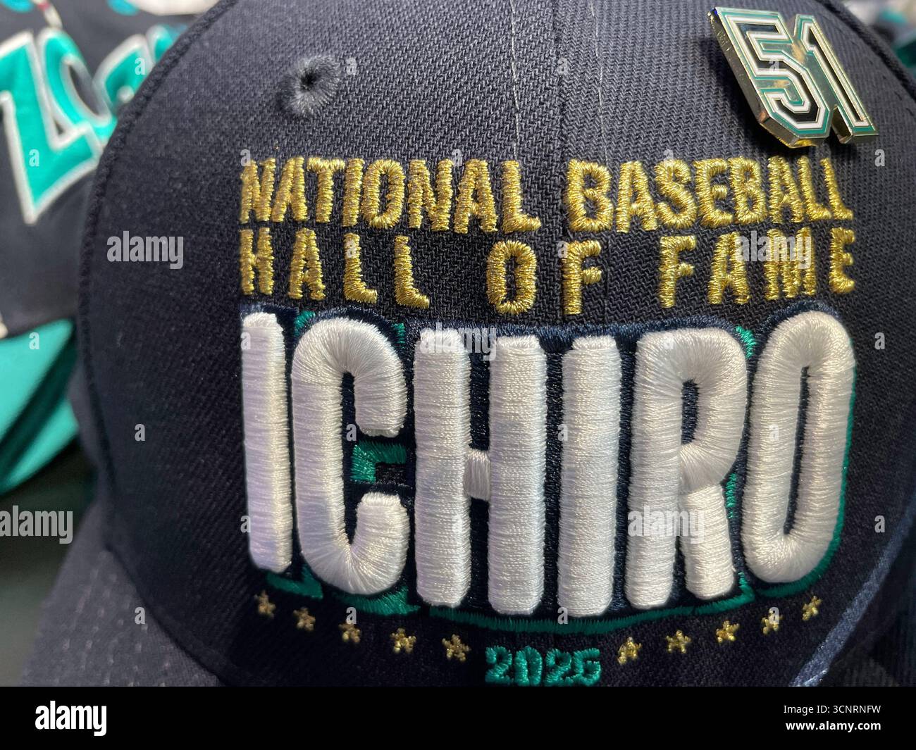 Il flagship store della Major League Baseball nel Rockefeller Center offre articoli sportivi a marchio della squadra, New York City, USA 2025 - Immagine stock catturata con smartphone