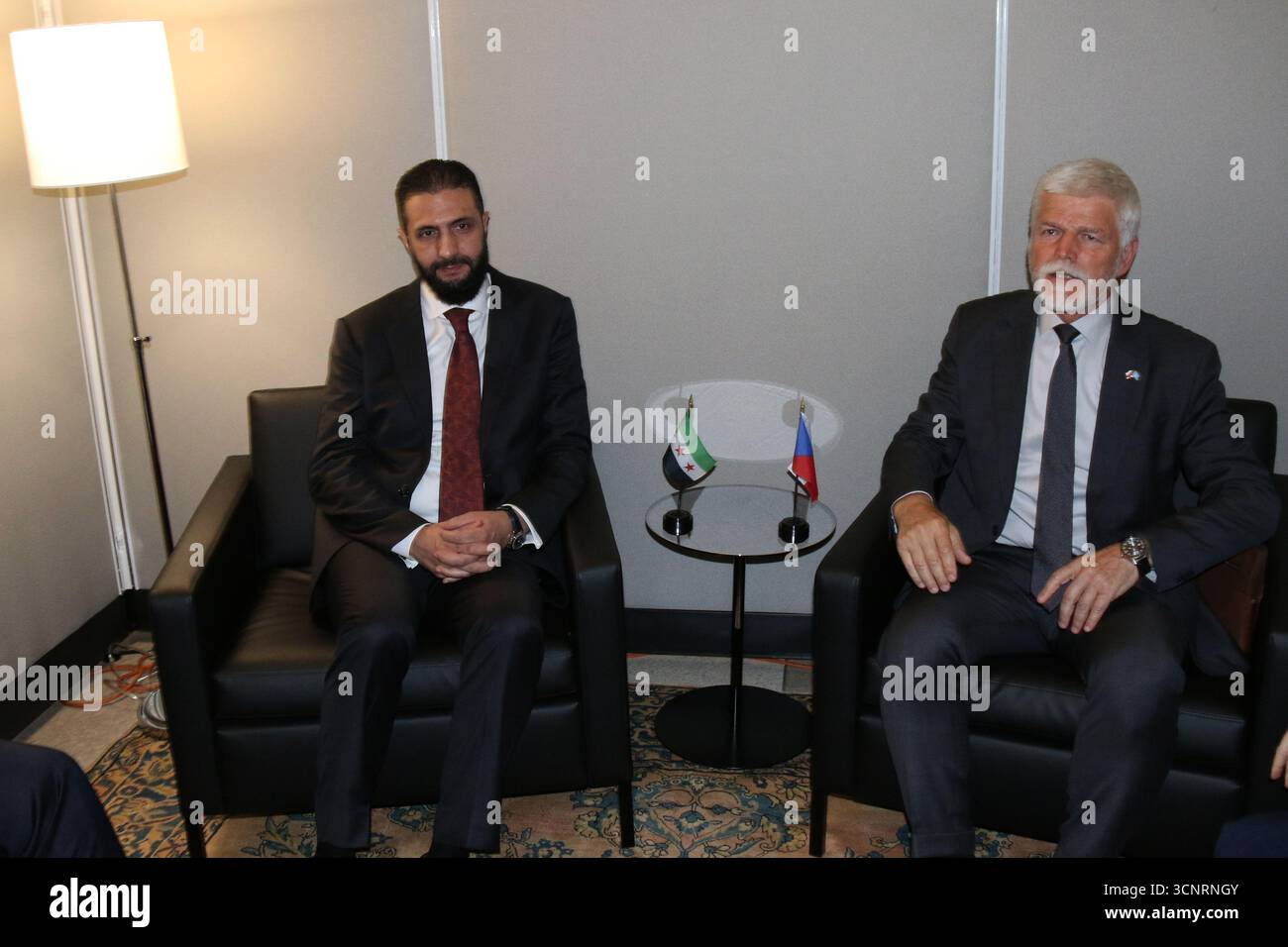 New York, Stati Uniti. 22 settembre 2025. Da destra il presidente ceco Petr Pavel incontra il presidente siriano Ahmed al-Sharaa a margine dell'Assemblea generale delle Nazioni Unite presso la sede delle Nazioni Unite a New York, Stati Uniti, 22 settembre 2025. Crediti: Martin Weiser/CTK Photo/Alamy Live News Foto Stock