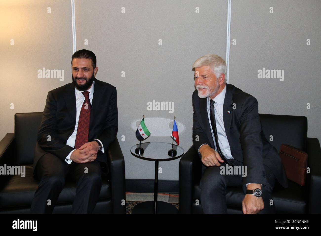 New York, Stati Uniti. 22 settembre 2025. Da destra il presidente ceco Petr Pavel incontra il presidente siriano Ahmed al-Sharaa a margine dell'Assemblea generale delle Nazioni Unite presso la sede delle Nazioni Unite a New York, Stati Uniti, 22 settembre 2025. Crediti: Martin Weiser/CTK Photo/Alamy Live News Foto Stock