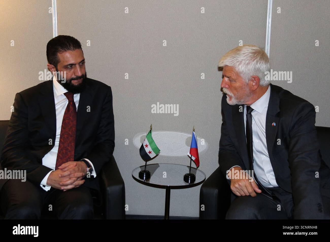 New York, Stati Uniti. 22 settembre 2025. Da destra il presidente ceco Petr Pavel incontra il presidente siriano Ahmed al-Sharaa a margine dell'Assemblea generale delle Nazioni Unite presso la sede delle Nazioni Unite a New York, Stati Uniti, 22 settembre 2025. Crediti: Martin Weiser/CTK Photo/Alamy Live News Foto Stock