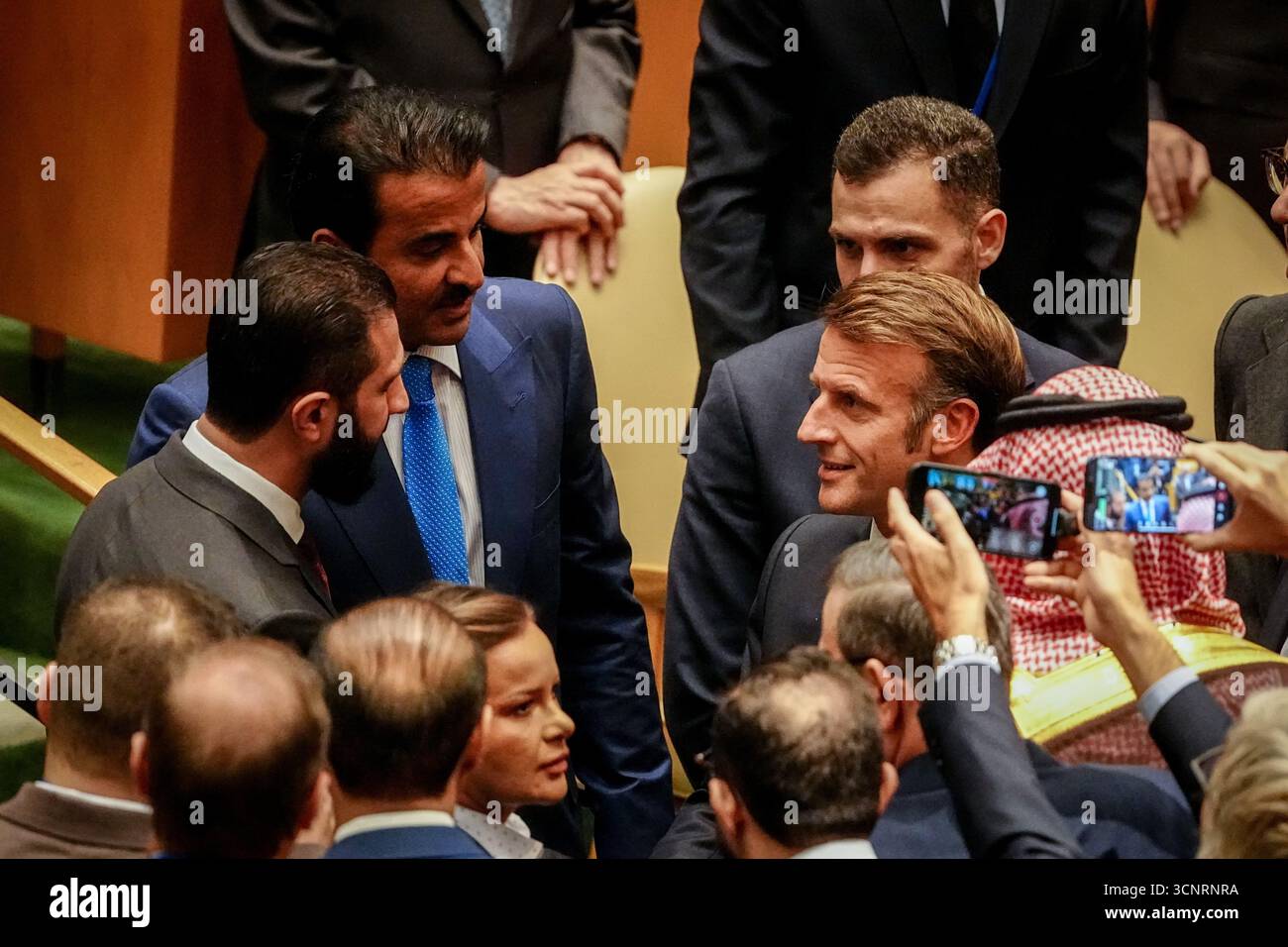 22 settembre 2025, Stati Uniti, New York: Ahmed al-Sharaa, presidente della Siria, emiro Tamim bin Hamad al-Thani e presidente francese Emmanuel Macron partecipano alla conferenza sulla soluzione dei due Stati in Medio Oriente, in vista del dibattito generale dell'Assemblea generale delle Nazioni Unite. Ci si aspetta che alcuni paesi riconoscano la Palestina come Stato alla vigilia del dibattito generale dell'Assemblea generale delle Nazioni Unite. Tuttavia, la Germania non sta attualmente aderendo all’iniziativa di riconoscere uno Stato palestinese. Il governo tedesco vede questo passo come uno degli ultimi sulla strada verso una soluzione a due Stati raggiunta attraverso i negoziati Foto Stock