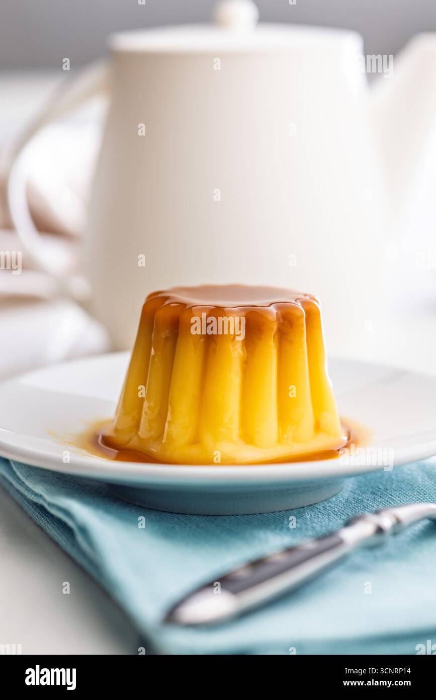 Budino alla vaniglia con salsa al caramello su un piatto. Foto Stock