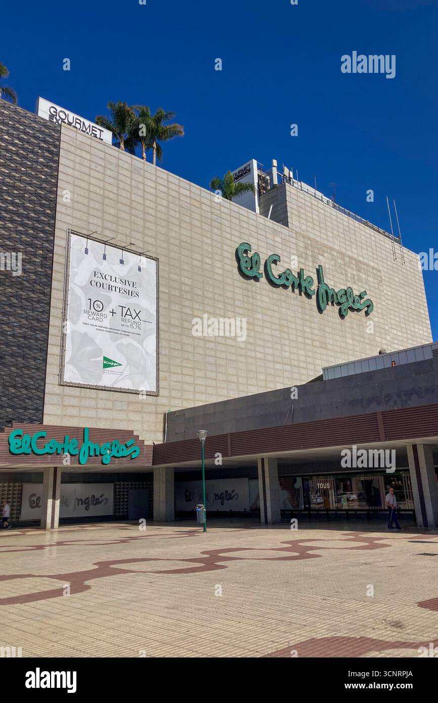 MALAGA, SPAGNA - 10 LUGLIO 2025: Gli scaffali del supermercato El Corte Inglés di Malaga, Spagna, sono ben riforniti con un'ampia varietà di cibi e bevande, - Immagine stock catturata con smartphone