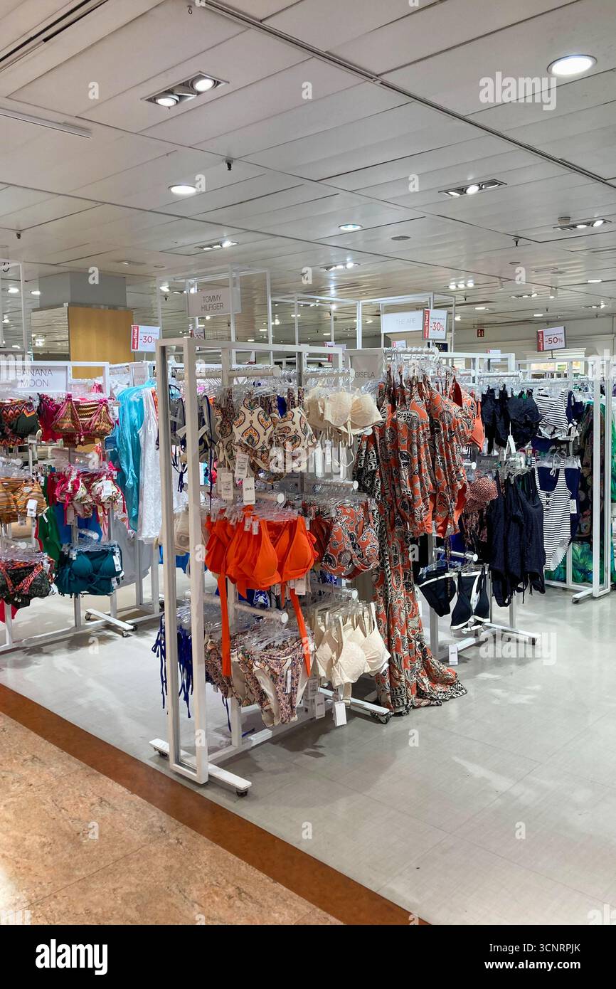 MALAGA, SPAGNA - 10 LUGLIO 2025: Gli scaffali del supermercato El Corte Inglés di Malaga, Spagna, sono ben riforniti con un'ampia varietà di cibi e bevande, - Immagine stock catturata con smartphone