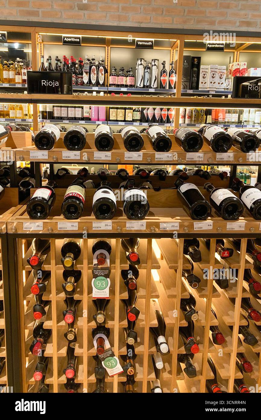 MALAGA, SPAGNA - 10 LUGLIO 2025: Gli scaffali del supermercato El Corte Inglés di Malaga, Spagna, sono ben riforniti con un'ampia varietà di cibi e bevande, - Immagine stock catturata con smartphone