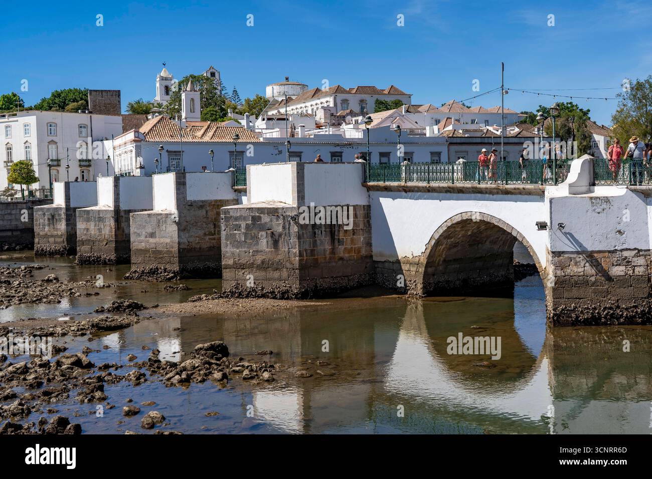 Die siebenbogige Brücke über den Rio Gilao, a Tavira, Altstadt, im Osten der Algarve, Portogallo Tavira *** il ponte a sette archi sul Rio Gilao, a Tavira, città vecchia, nella parte orientale dell'Algarve, Portogallo Tavira Foto Stock