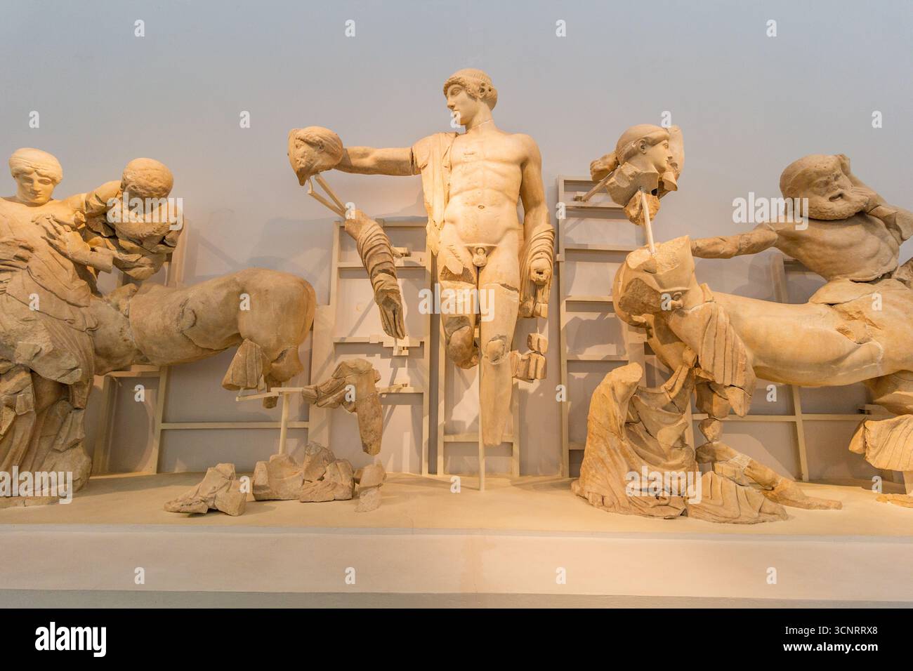 OLIMPIA, GRECIA - 10 AGOSTO 2021: Sculture del frontone occidentale del Tempio di Zeus nel Museo Archeologico di Olimpia sui penini del Peloponneso Foto Stock
