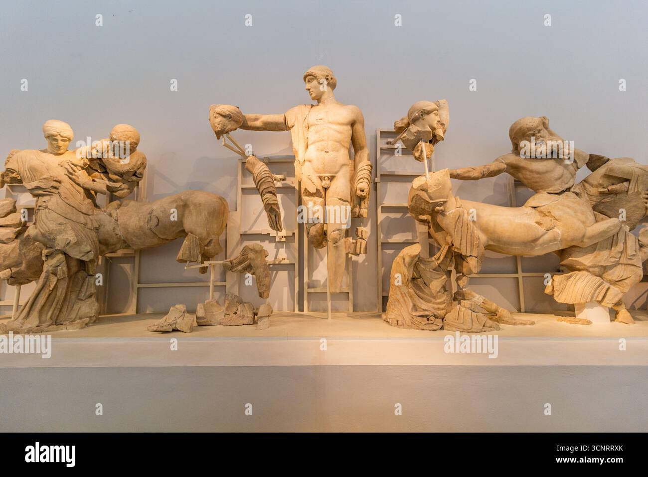OLIMPIA, GRECIA - 10 AGOSTO 2021: Sculture del frontone occidentale del Tempio di Zeus nel Museo Archeologico di Olimpia sui penini del Peloponneso Foto Stock