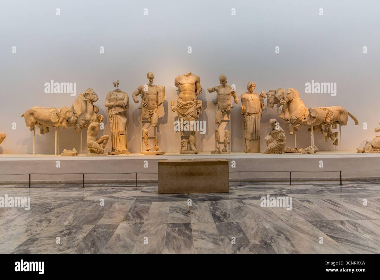 OLIMPIA, GRECIA - 10 AGOSTO 2021: Sculture del frontone orientale del Tempio di Zeus nel Museo Archeologico di Olimpia sulla penna del Peloponneso Foto Stock