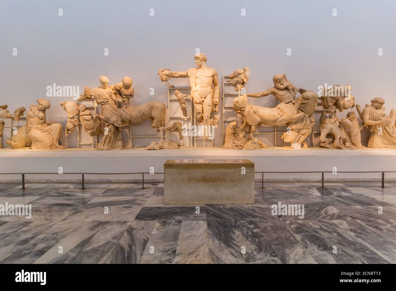 OLIMPIA, GRECIA - 10 AGOSTO 2021: Sculture del frontone occidentale del Tempio di Zeus nel Museo Archeologico di Olimpia sui penini del Peloponneso Foto Stock