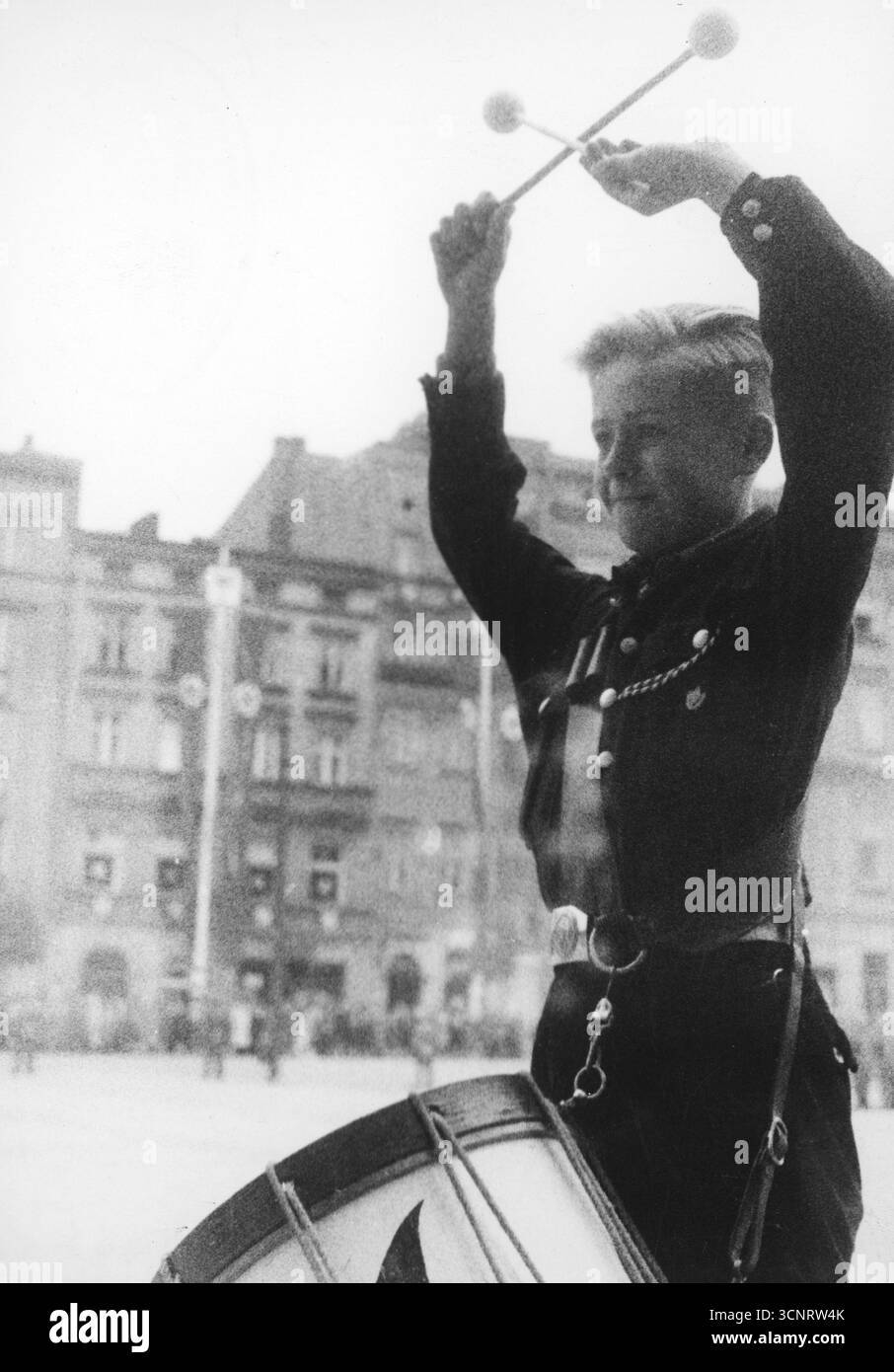 Cerimonie in Piazza Adolf Hitler a Cracovia in occasione del primo anniversario dello scoppio della guerra. È visibile un batterista della Wrocław Hitlerjugend. 1940 Foto Stock