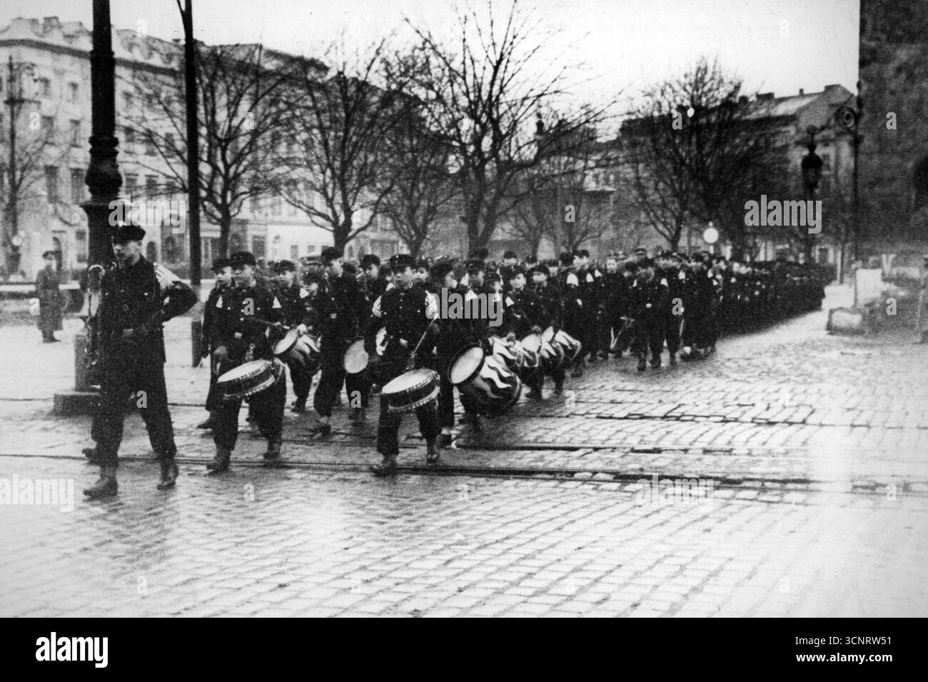 Hitlerjugend – dimostrazione NSDAP nel Planty Park di Kraków per celebrare l'anniversario dell'ascesa al potere di Adolf Hitler. Marching Hitler Youth sono visibili, 1944 Foto Stock