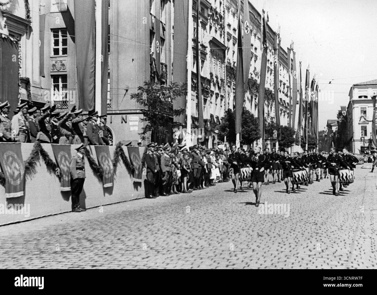 Sfilata in occasione del "NSDAP Day" in Piazza Adolf Hitler (ora Piazza del mercato principale) a Cracovia. Hitlerjugend marciò di fronte alla tribuna onoraria. 1941 Foto Stock