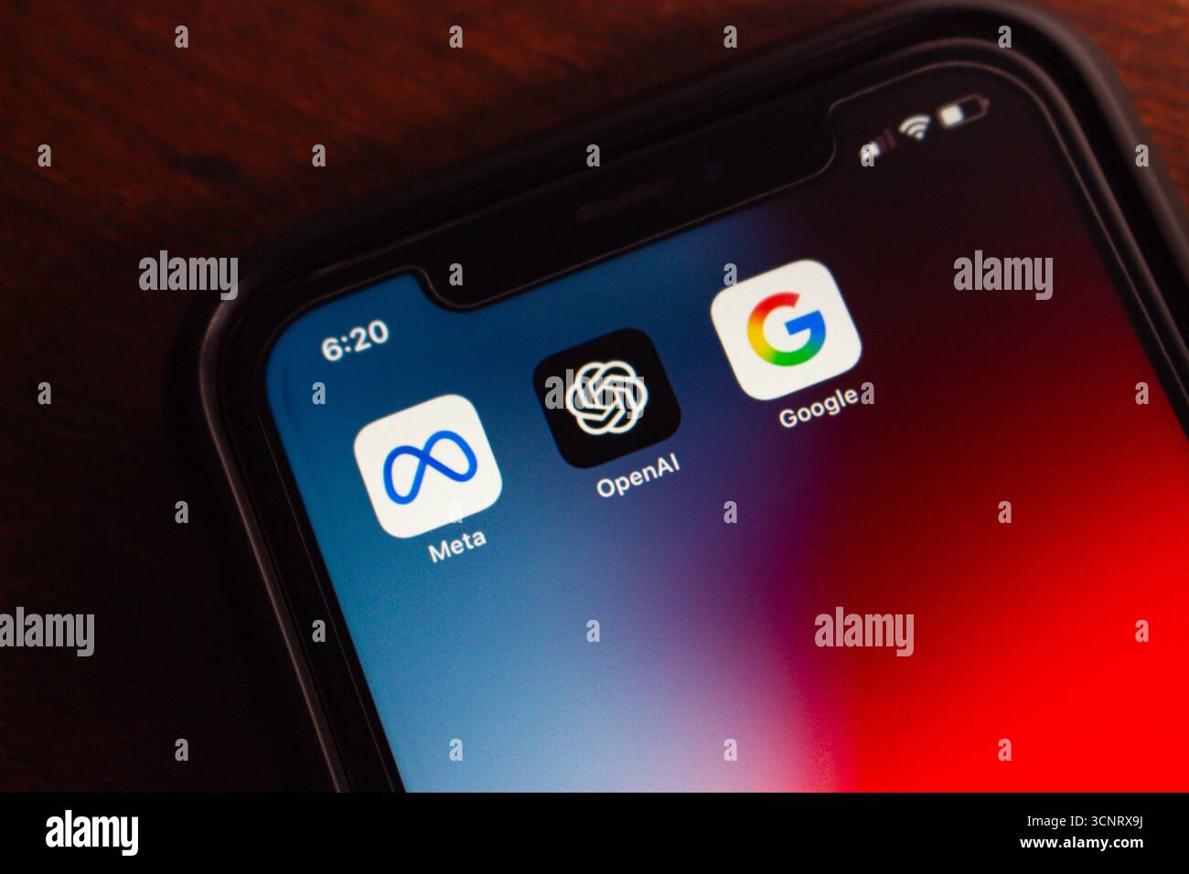 Primo piano della schermata iniziale dello smartphone che mostra le icone delle app Meta, OpenAI e Google, che rappresentano le principali aziende tecnologiche e di intelligenza artificiale. Foto Stock