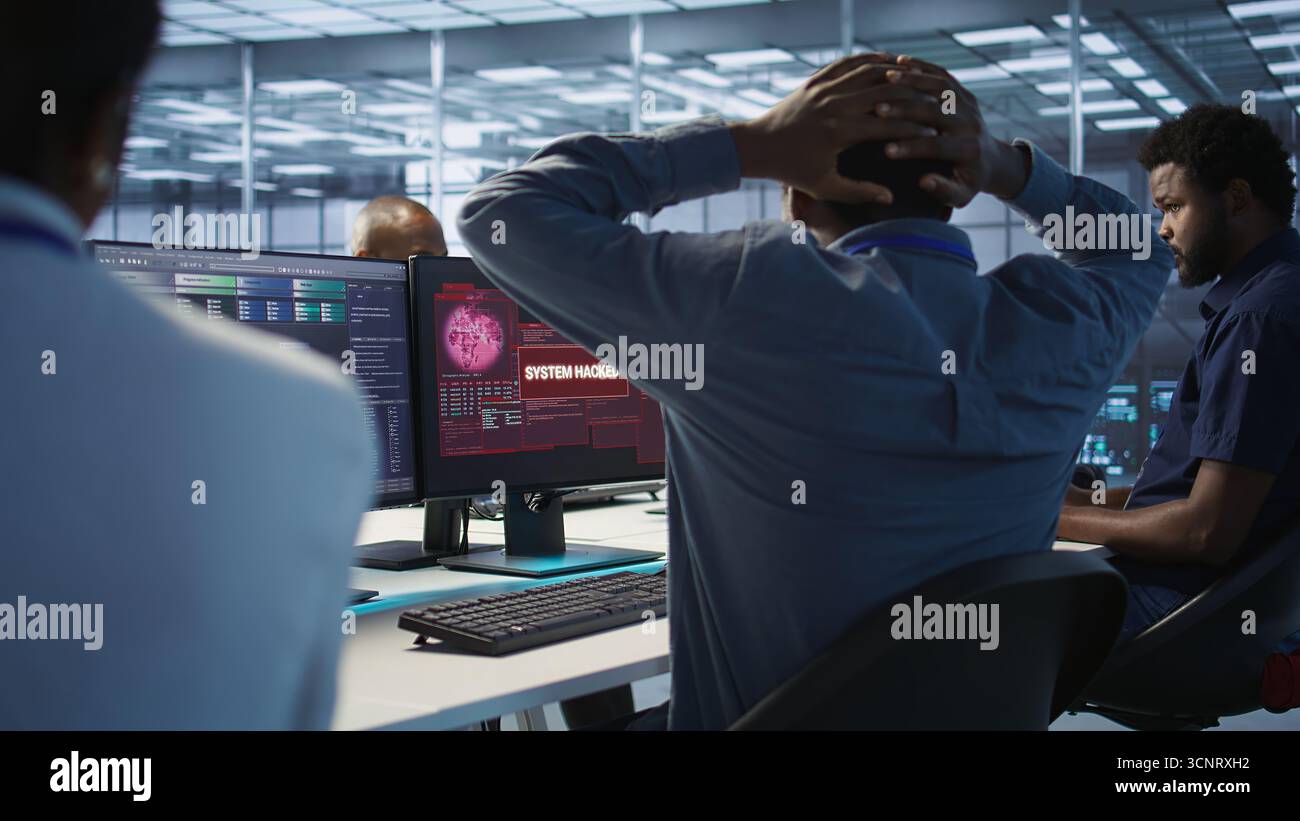 Il team di sicurezza informatica monitora gli incidenti di sicurezza, avvisato da un avviso di violazione della sicurezza, collabora per eliminare i virus, proteggendo l'infrastruttura dalle minacce, telecamera A. Foto Stock