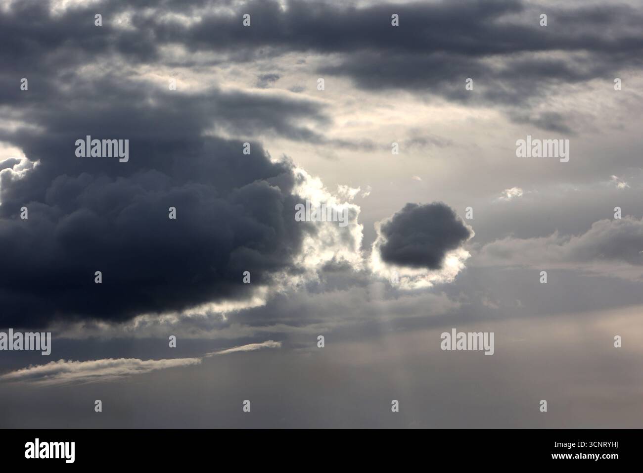 Milde und unbeständige Wetterlage Aufkommende Bewölkung bei einer wechselhaften Wetterlage. *** Condizioni meteorologiche miti e instabili nuvole emergenti in condizioni meteorologiche mutevoli Foto Stock