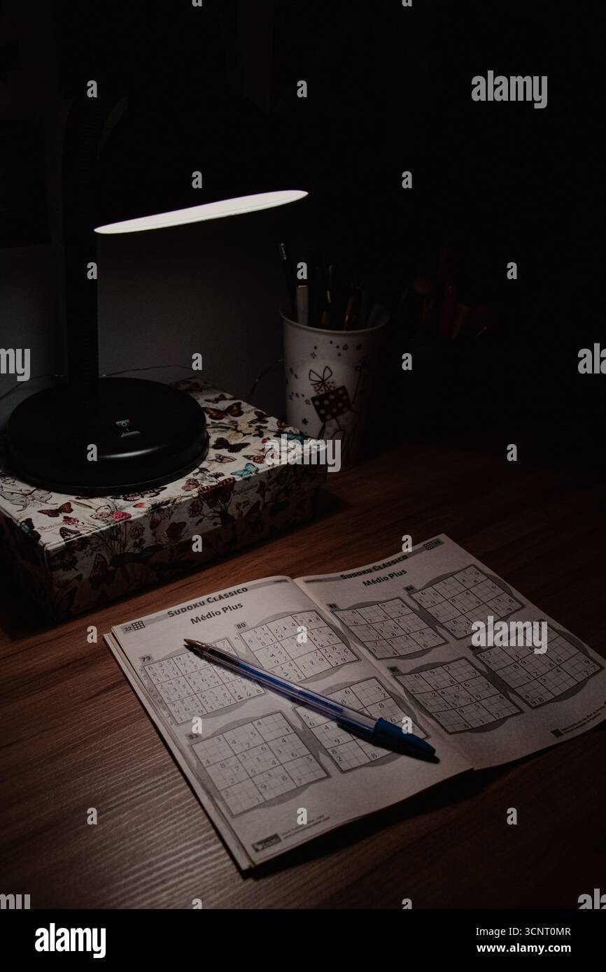 Libro Sudoku Puzzle con penna alla scrivania Foto Stock