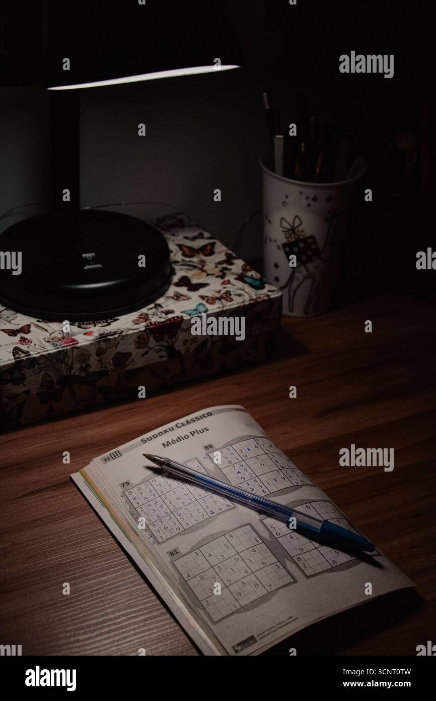 Aprire Sudoku Pen al banco di notte Foto Stock