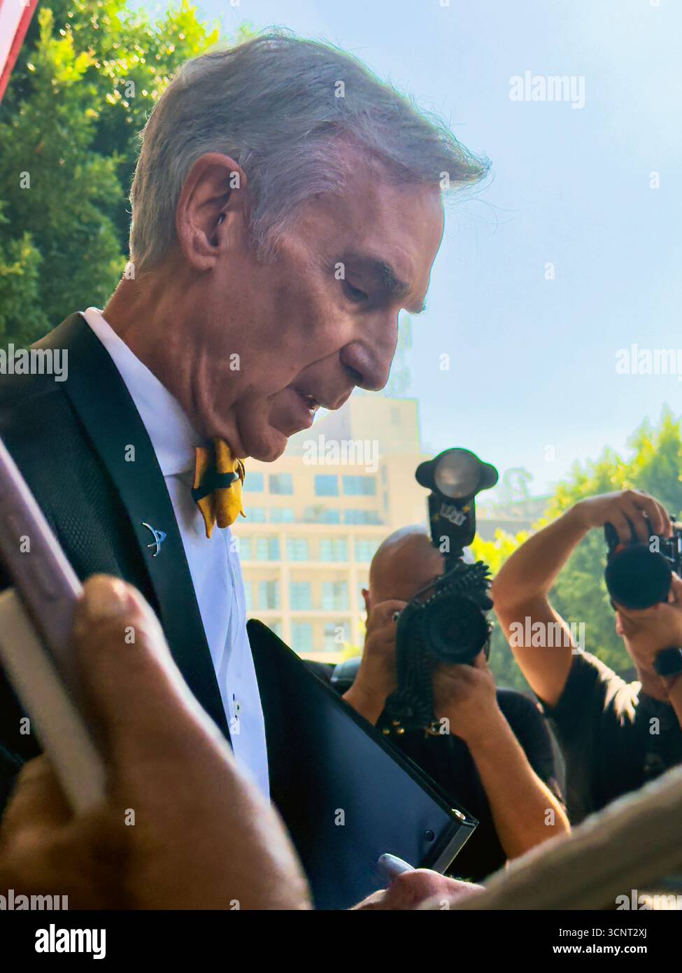 Los Angeles, Stati Uniti. 22 settembre 2025. Bill Nye, il ragazzo della scienza, firma autografi e saluta i fan prima di ricevere la sua stella sulla Hollywood Walk of Fame a Los Angeles il 22 settembre 2025. Crediti: Sharon Graphics/Alamy Live News Foto Stock