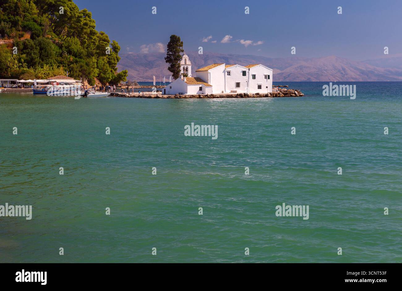 Vista del Monastero di Vlacherna su un piccolo isolotto vicino a Corfù in Grecia durante il giorno di sole Foto Stock