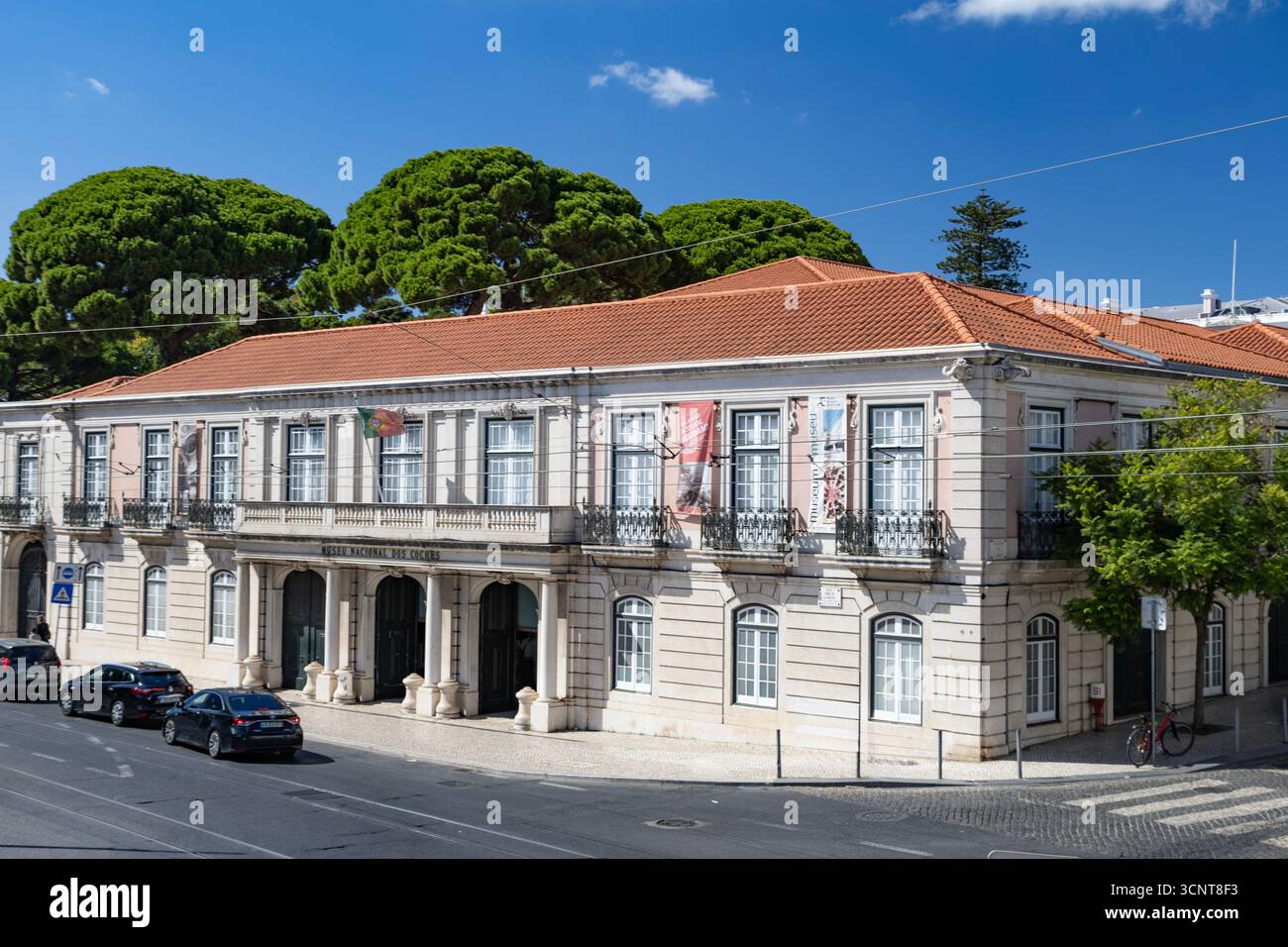 Facciata del vecchio Museo reale delle carrozze installata nell'ex Scuola reale di equitazione nel 1905, a Belem, Lisbona, Portogallo Foto Stock