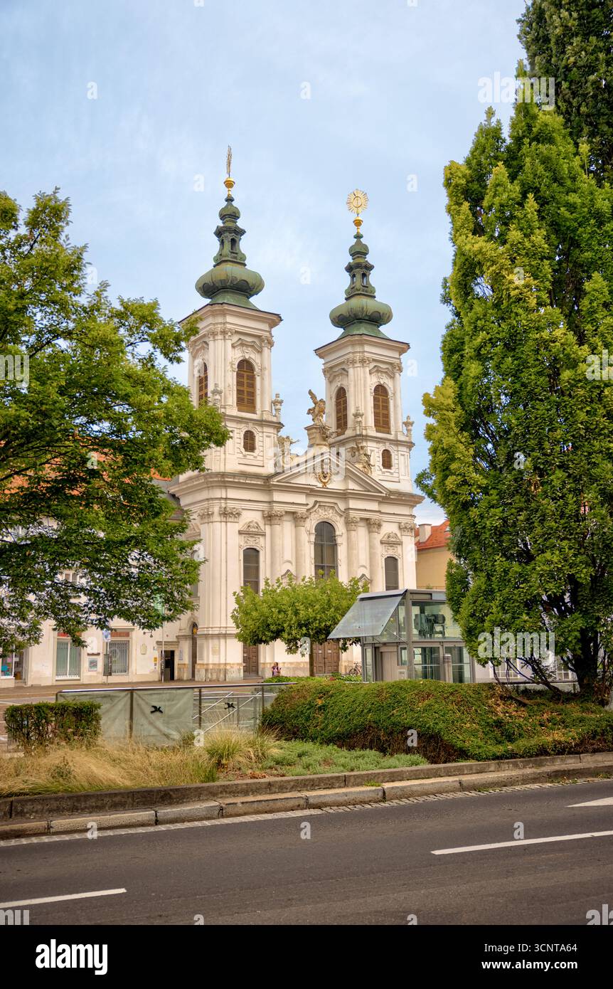 Vista esterna della Mariahilferkirche, un'importante chiesa cattolica in stile barocco a Graz con torri gemelle e statue ornate sulla facciata. Foto Stock