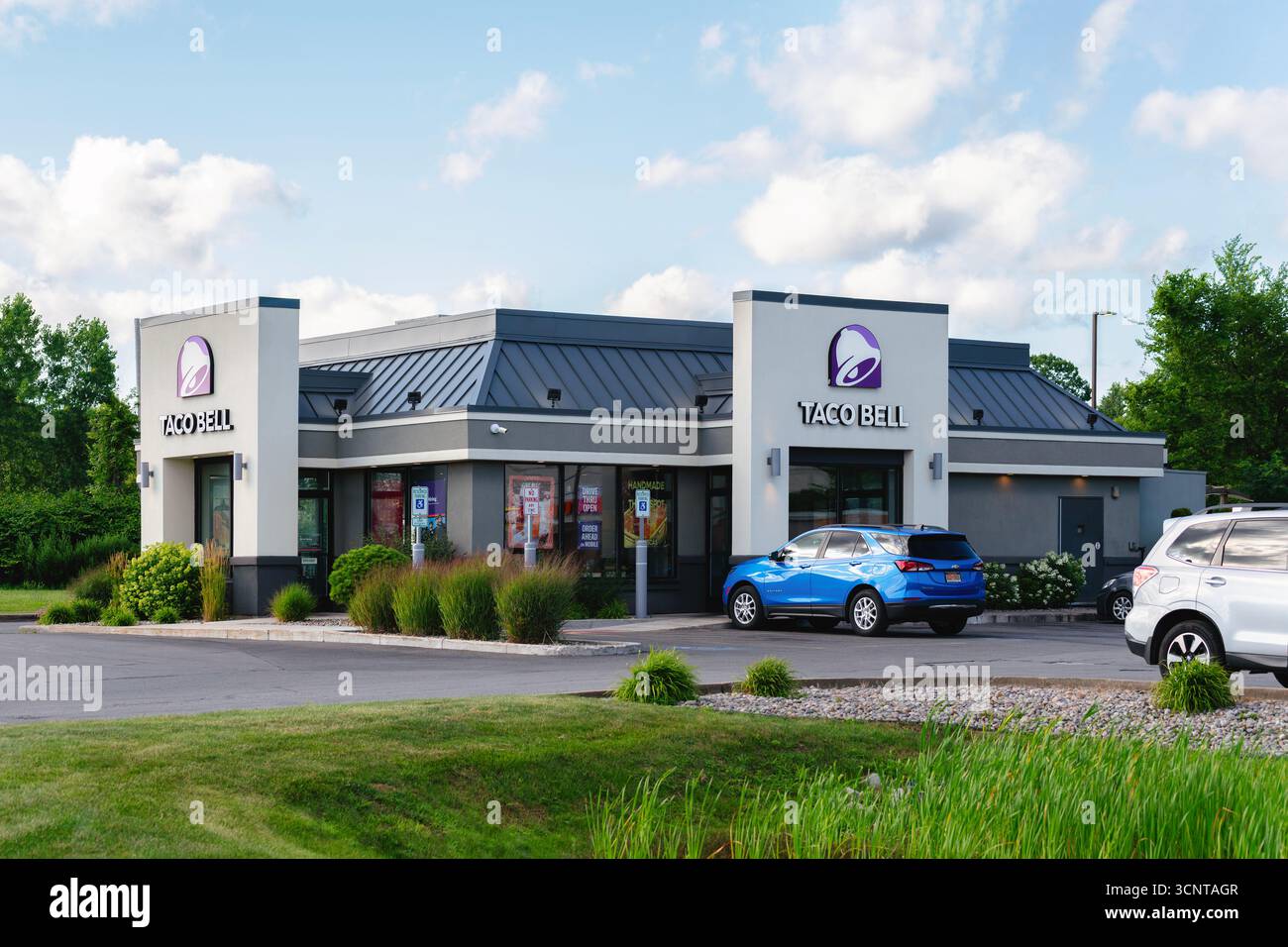 Roma, NY - 20 luglio 2025: View of Taco Bell, è una catena di fast food americana conosciuta per la sua cucina di ispirazione messicana. Fondata nel 196 Foto Stock