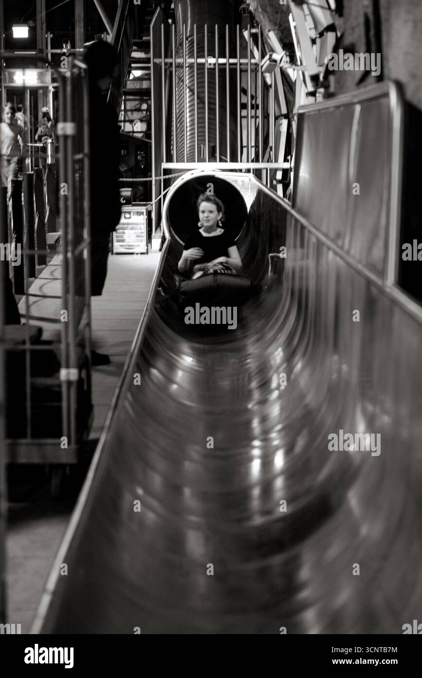 I bambini potranno godersi un emozionante giro lungo lo scivolo metallico all'interno del tunnel della collina di Schlossberg, parte di una popolare attrazione sotterranea di Graz. Foto Stock